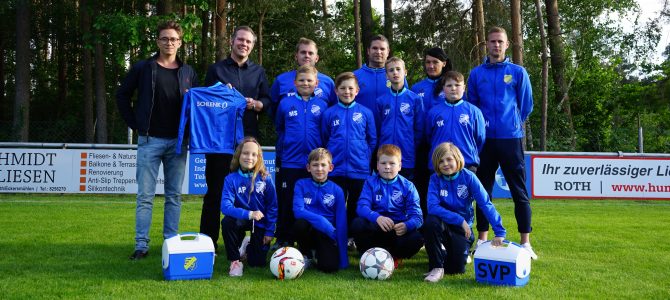 U11: Carl Schlenk AG übergibt neue Trikots